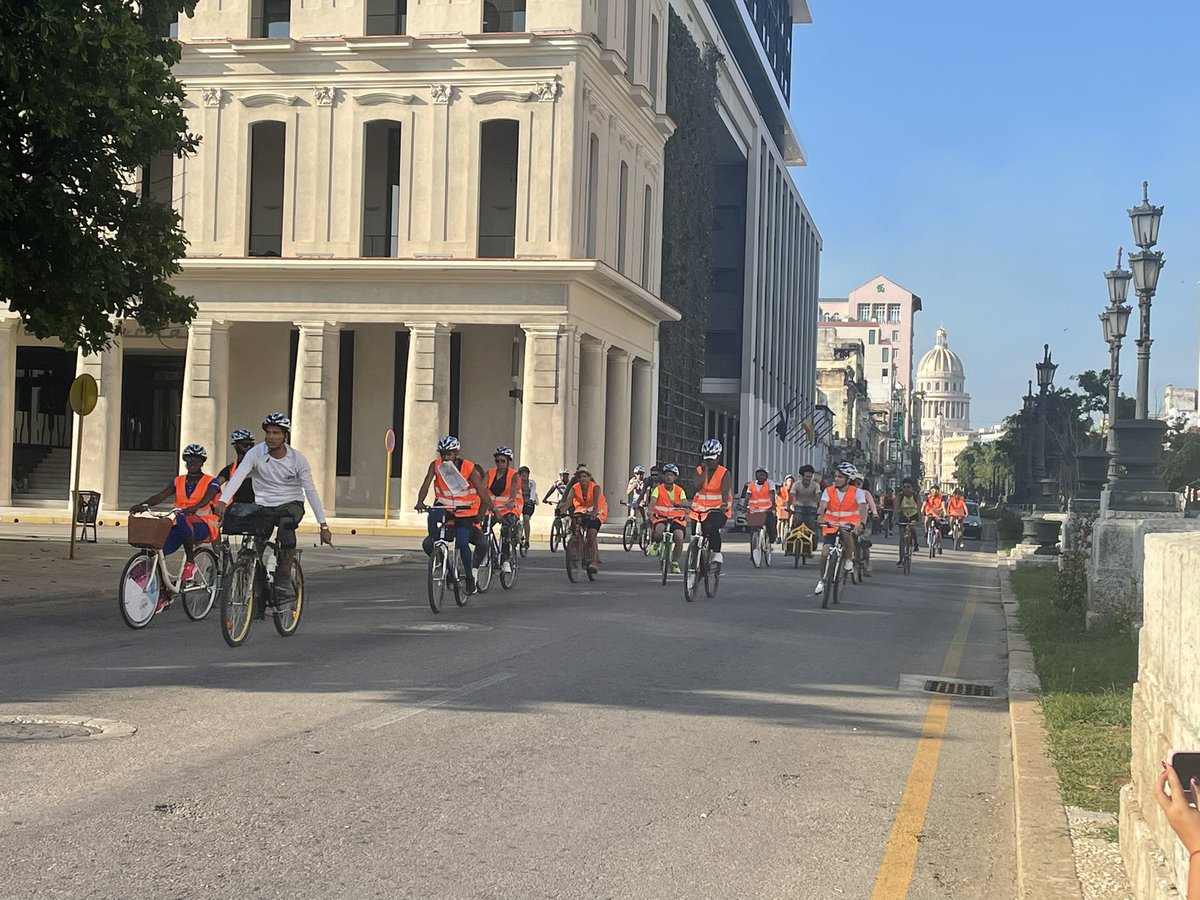 NLinCuba's tweet photo. 🚴‍♀️🚵‍♂️🚴🏾‍♂️ Con un guiño a la #mobilidadsostenible comenzamos el viernes y cerramos la 3ra edición del #FestivaldelaRueda, dedicado a sensibilizar sobre la comunidad sorda en la vía. 

#Cuba8 #VeloCuba @citykleta @ArtecorteCuba @Daniel_HaBici @RutaBikes @NacionalAnsoc https://t.co/Qdw3In6YNL