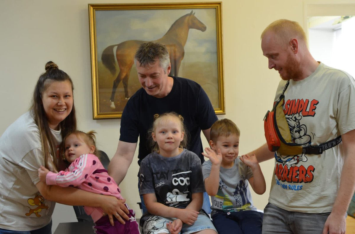 Нужна помощь Послушайте меня.
Пришли парень с девчонкой, глухонемые, трое малышей с ними. Дружные и весёлые.
Алексей сам сирота, родом с Мариуполя, с Катей познакомился в ВК и переехал сюда. Здесь и поженились и деток родили…
Решили купить квартиру на окраине Пышмы…