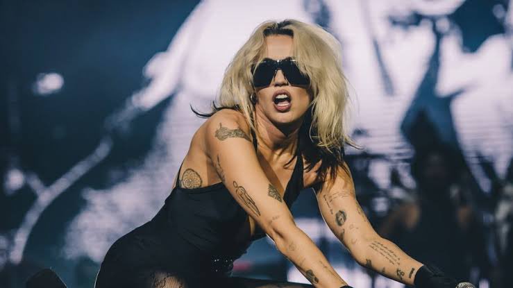 TudoMiley's tweet photo. 🚨 Depois do sucesso no Lollapalooza, Miley Cyrus foi confirmada como headliner do primeiro festival de RATANABÁ. https://t.co/lVIHD5cRQ7