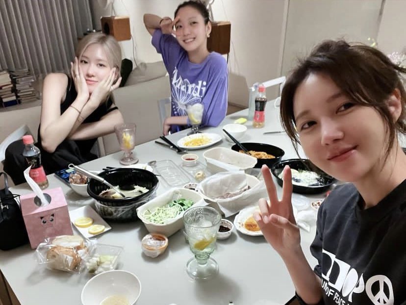 sea of hope sisterhood 😍 
#kimgoeun #rosé #leejiah