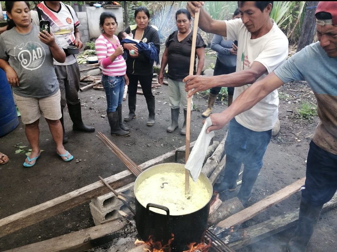 ProyectoAtpa's tweet photo. #PASTAZA mediante el proyecto #ATPA en convenio con #PROAMAZONIA e #IICA, han desarrollado la capacitación de fungicida orgánico en la escuela de campo de Cacao ubicado en la comunidad Amazonas, parroquia Madre tierra, cantón Pastaza. https://t.co/xIkEa5uxRl