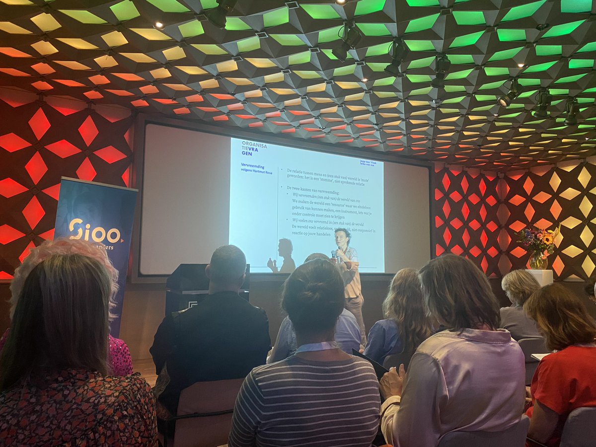 SegersJesse's tweet photo. Slot keynote van @leikeoss #intijdenvanvervreemding #sioo #veranderkunde #organisatiekunde #leiderschap #advieskunde https://t.co/PUhm1H3wv5
