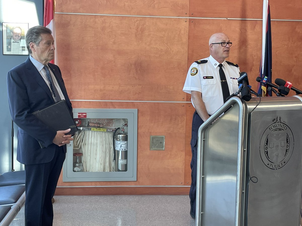 TPSofficer_Mel's tweet photo. @TPScott_baptist and @TorontosMayor addressed the media this morning regarding “Keep Toronto Moving”, a traffic safety campaign focused on addressing factors impacting the flow of traffic. Police Officers & Parking Officers will be out conducting enforcement. Campaign June 24-30 https://t.co/BSUcImAJ0G