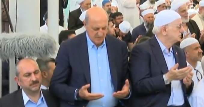sibel_thetis's tweet photo. Demirel ailesinin damadı olmaktan başka hangi özelliği olduğu belli olmadığı halde Chp'den vekil yapılan şahıs Cumhuriyet ve Atatürk düşmanı tarikatın liderinin cenazesine katıldı, tesadüf olsa gerek(!) yanındakilerde Cumhuriyet düşmanları
#antitayyip #Cenaze https://t.co/gwt6jPDoI0