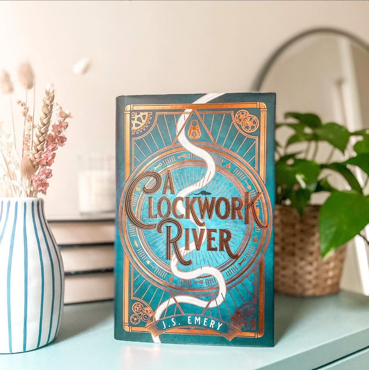 AdAstraFiction's tweet image. 'This is a beautifully written and quirky book that is nothing like I’ve read before.' 

Just think about how that foil will catch the sun. Trust us and pick up #AClockworkRiver by @JS_emery this summer ☀️

📸 @bookshelfedit: instagram.com/p/CVdXpmBA6-d/