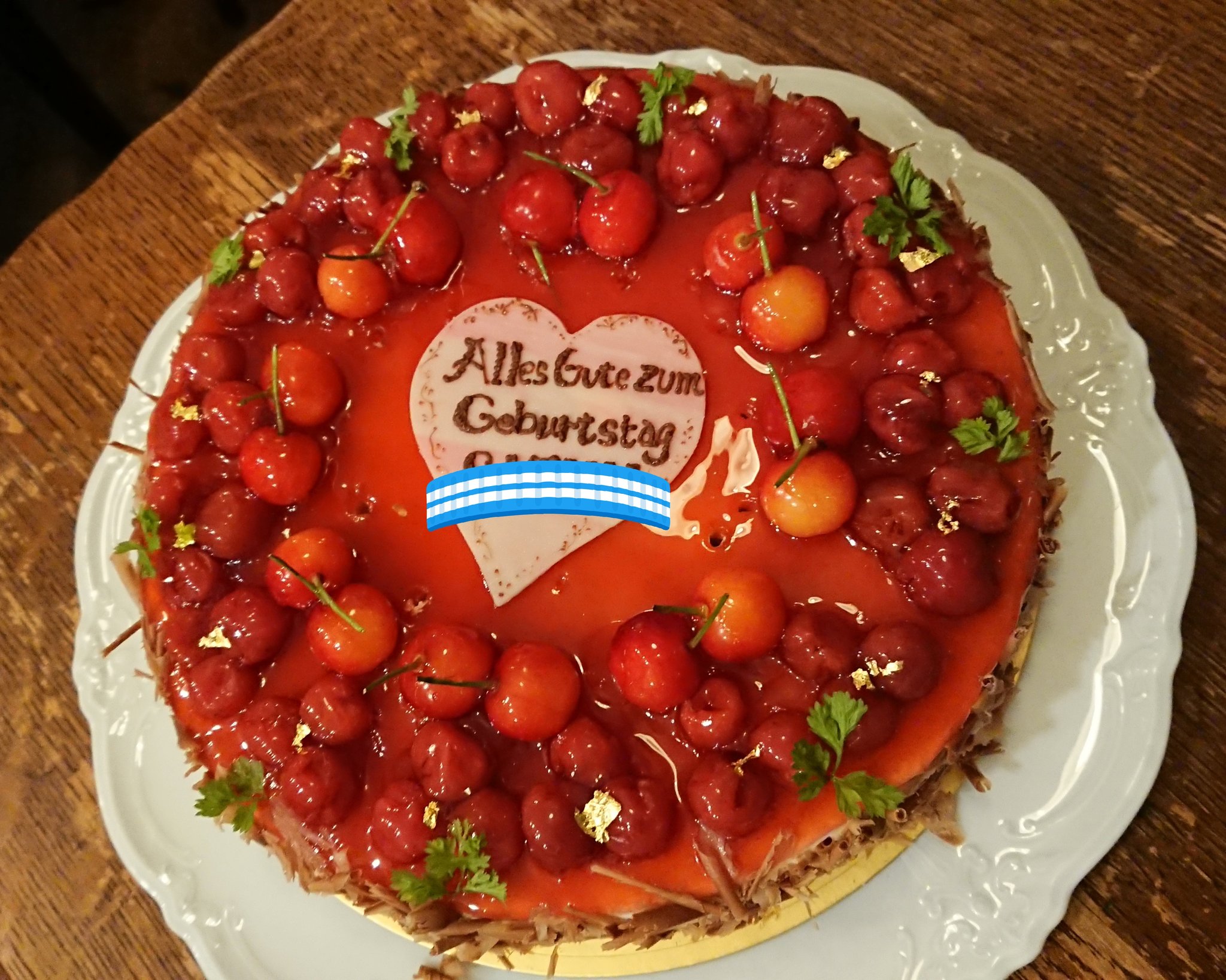 キョンキョン 誕生日ウィーク第１弾でした ロウソクの数が違う 何故かドイツ語でおめでとうでした T Co 6dnbkmpqqh Twitter
