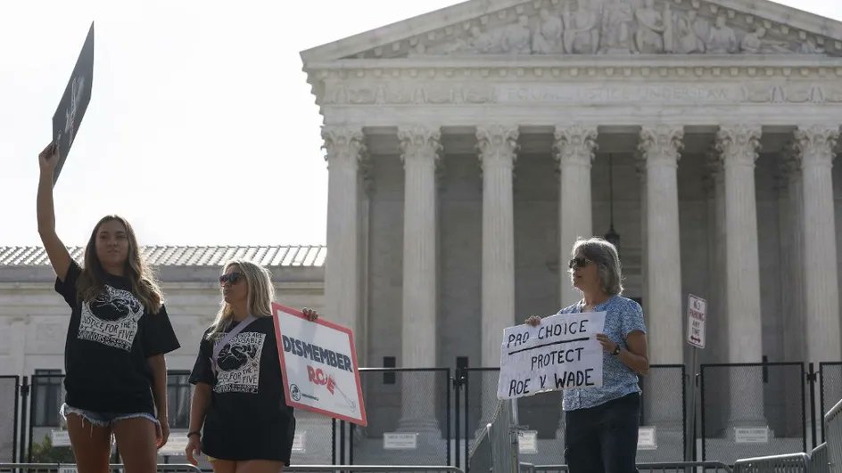 franceinfo's tweet photo. Etats-Unis : la Cour suprême révoque le droit constitutionnel à l'avortement, laissant chaque Etat libre de l'interdire

https://t.co/lY0YVxpvOW https://t.co/NpOYkKDzwt