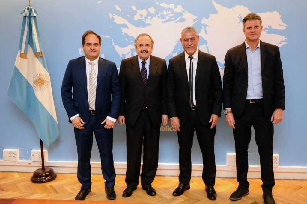 Junto a <a href="/jorgeferraresi/">Jorge Ferraresi</a> y <a href="/lucianoscato/">Luciano Scatolini</a> compartimos una reunión con el embajador <a href="/ricalfonsin/">Ricardo Alfonsín</a> en España. Aprovechamos el encuentro para mencionarle sobre la participación que tendremos en el Foro Mundial de <a href="/onuhabitat/">ONU HABITAT América Latina y El Caribe</a> allí intercambiaremos experiencias +