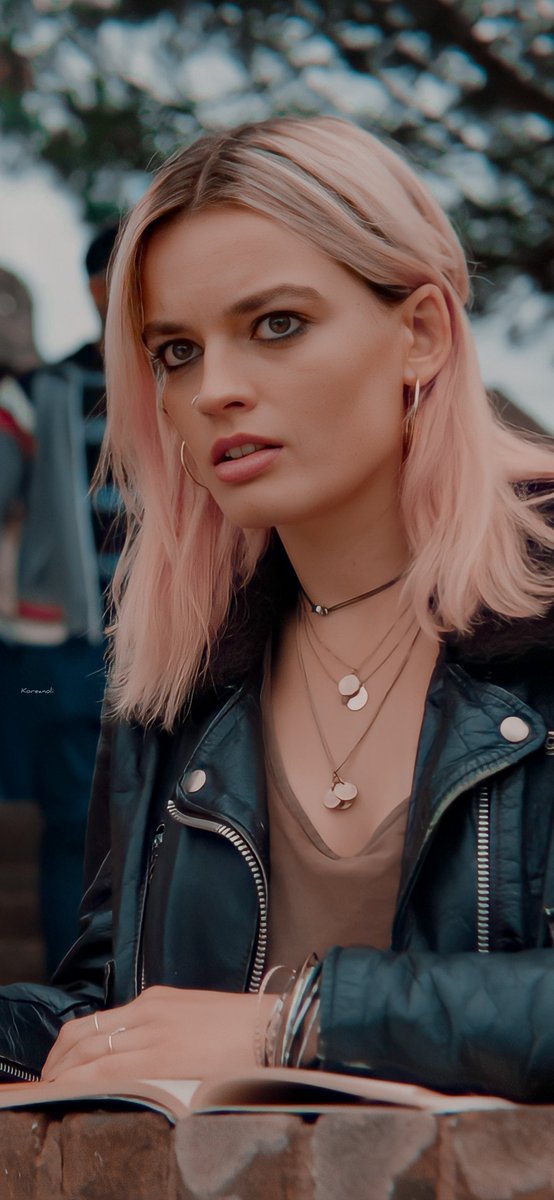 koreanoli's tweet image. Emma mackey As Maeve wiley ❤️