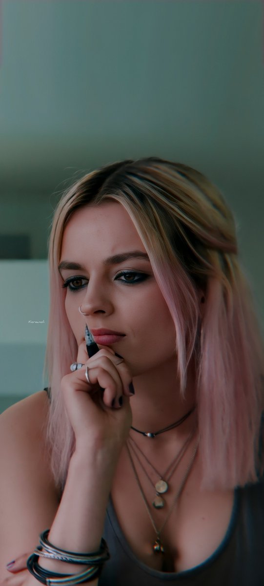 koreanoli's tweet image. Emma mackey As Maeve wiley ❤️