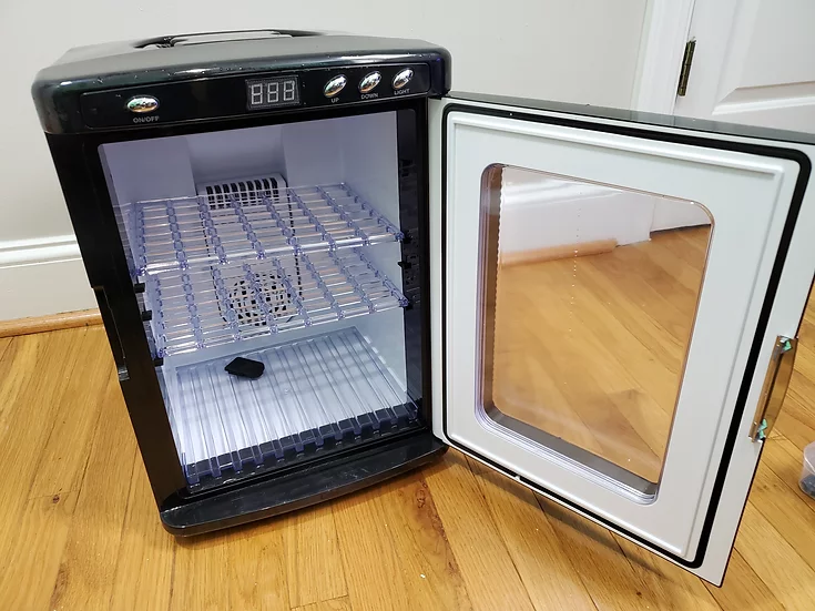 EmeraldScales's tweet photo. Grab an un-used incubator at a discount. It's capable of both heating and cooling with a range of 40 degrees to 140 degrees. Includes two adjustable plastic shelves, and a compartment to hold water for adjusting humidity. https://t.co/n1Vd9U6GX2