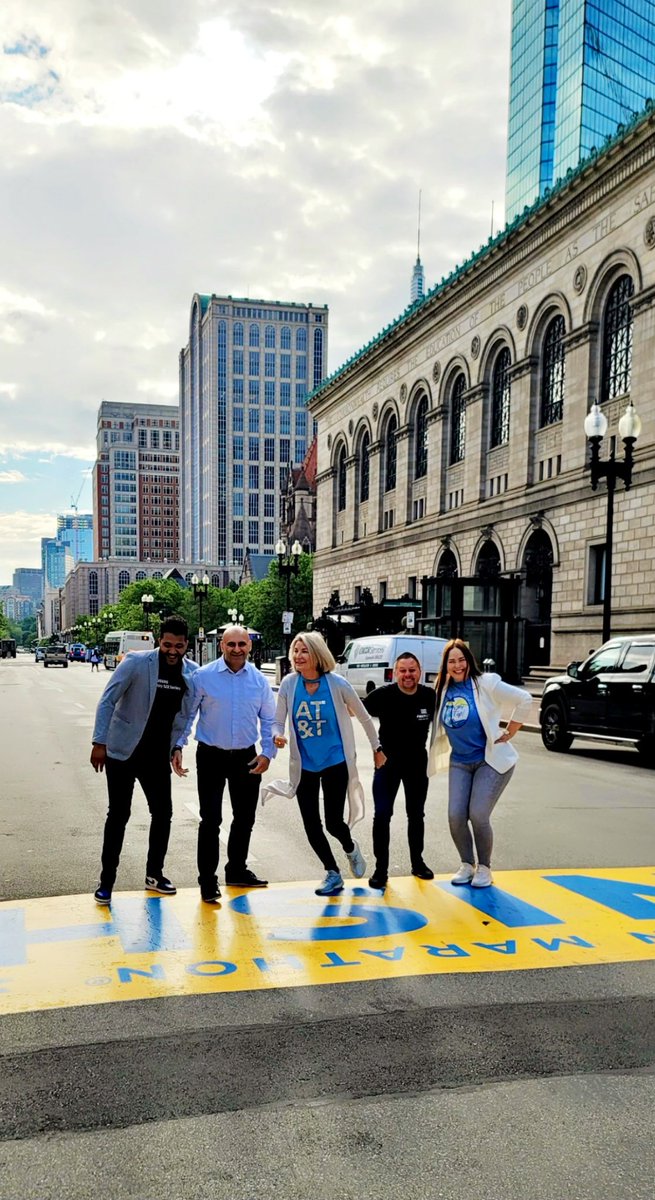 Nelsonsrm27's tweet photo. Had a great time meeting our leader @emilywiper. Welcome to New England!!!!! See you at the #bostonducktour @TheRealOurNE @BaezYasmine @LagnoRob @firas_smadi @pnixnix #finishline #bostonmarthon @ATT #lightItUP https://t.co/ZJaKHG4y5U