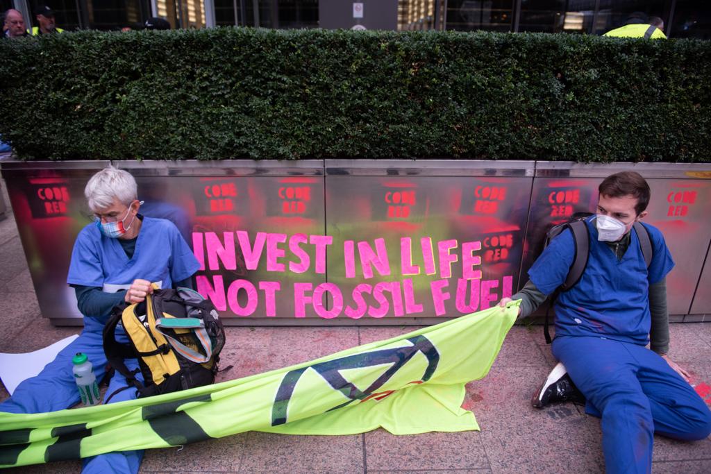 XRebellionUK's tweet photo. BREAKING NEWS: NOT GUILTY!

Today a GP &amp; Medical student have been found not guilty after spray painting and superglueing themselves outside JP Morgan in Canary Wharf sept. 2021 as part of @DoctorsXr action to demand banks stop funding fossil fuels in a #ClimateCrisis. https://t.co/ynJPtFGYyK
