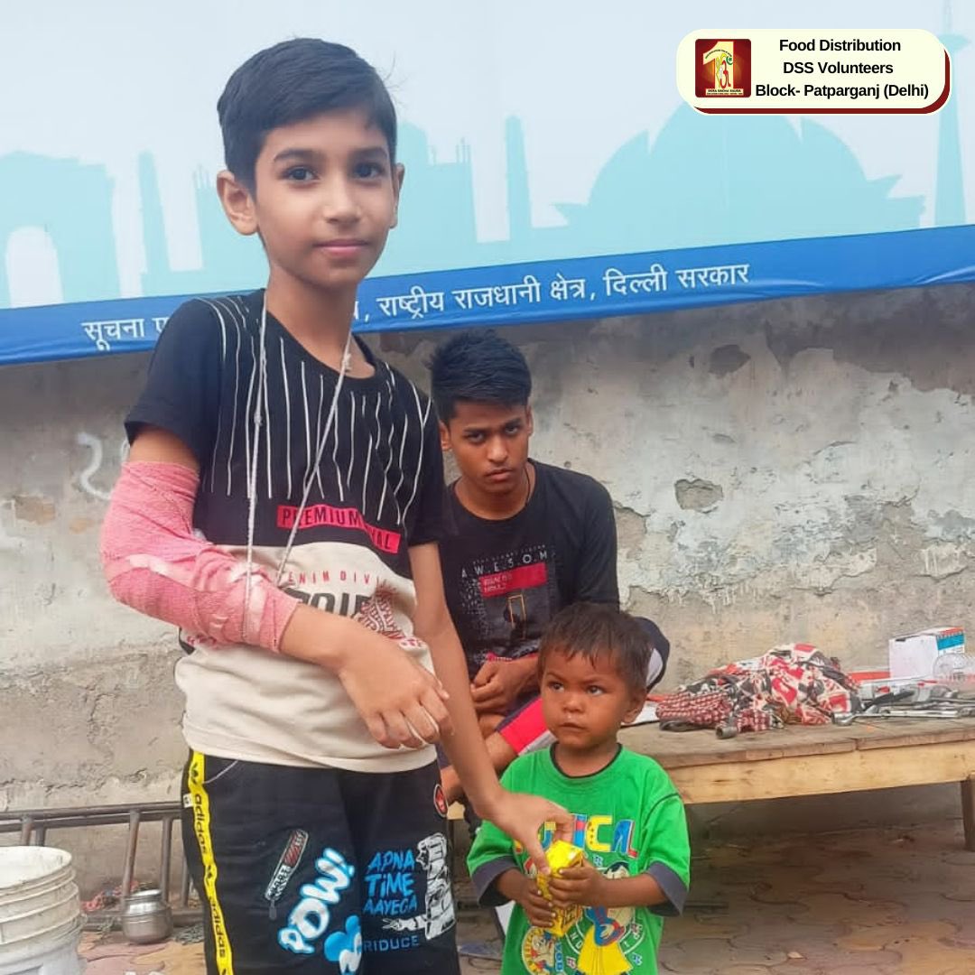 DSSNewsUpdates's tweet photo. The true secret of happiness lies in the art of giving others and making them happy. Following the preachings of St. Dr. Gurmeet Ram Rahim Singh Ji Insan, volunteers help others &amp; stay in a true state of happiness! #FoodDistribution #DeraSachaSauda #Humanity #SharingHappiness https://t.co/avuO1oGyFq