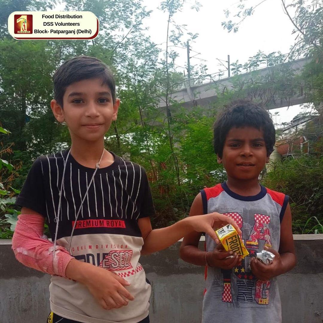 DSSNewsUpdates's tweet photo. The true secret of happiness lies in the art of giving others and making them happy. Following the preachings of St. Dr. Gurmeet Ram Rahim Singh Ji Insan, volunteers help others &amp; stay in a true state of happiness! #FoodDistribution #DeraSachaSauda #Humanity #SharingHappiness https://t.co/avuO1oGyFq