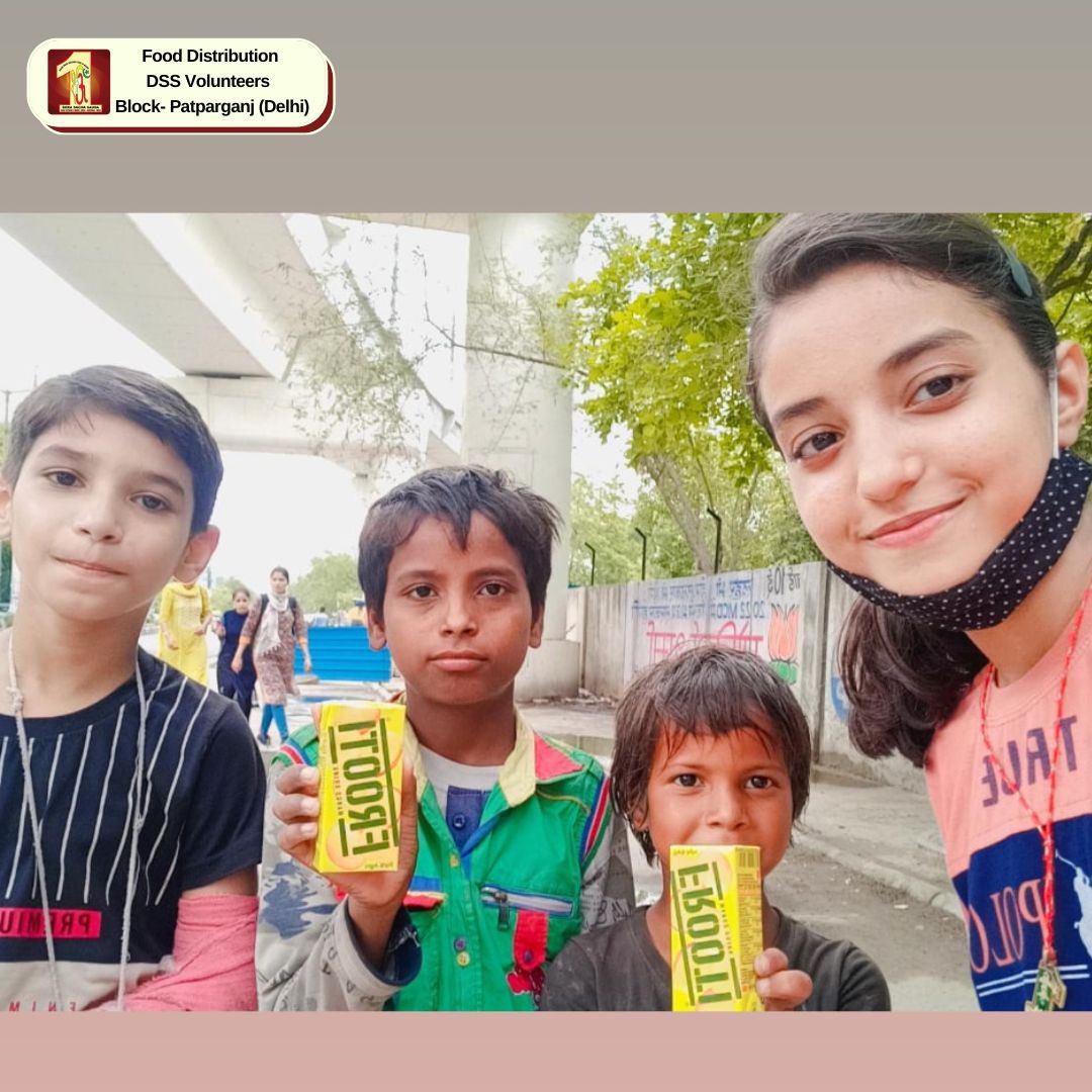 DSSNewsUpdates's tweet photo. The true secret of happiness lies in the art of giving others and making them happy. Following the preachings of St. Dr. Gurmeet Ram Rahim Singh Ji Insan, volunteers help others &amp; stay in a true state of happiness! #FoodDistribution #DeraSachaSauda #Humanity #SharingHappiness https://t.co/avuO1oGyFq