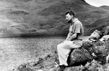 ProfesorJonk's tweet photo. EPITAFIO
Malcolm Lowry
Difunto de Bowery
Su prosa era florida
Y a veces reñía
Vivió, de noche, bebió, de día,
Y murió Tocando el ukelele.
Malcolm Lowry.
Autor de una de nuestras novelas favoritas, Bajo el volcán.
#Efemeride #MalcomLowry #literatura #novela #poesia https://t.co/3ABotiiSiL