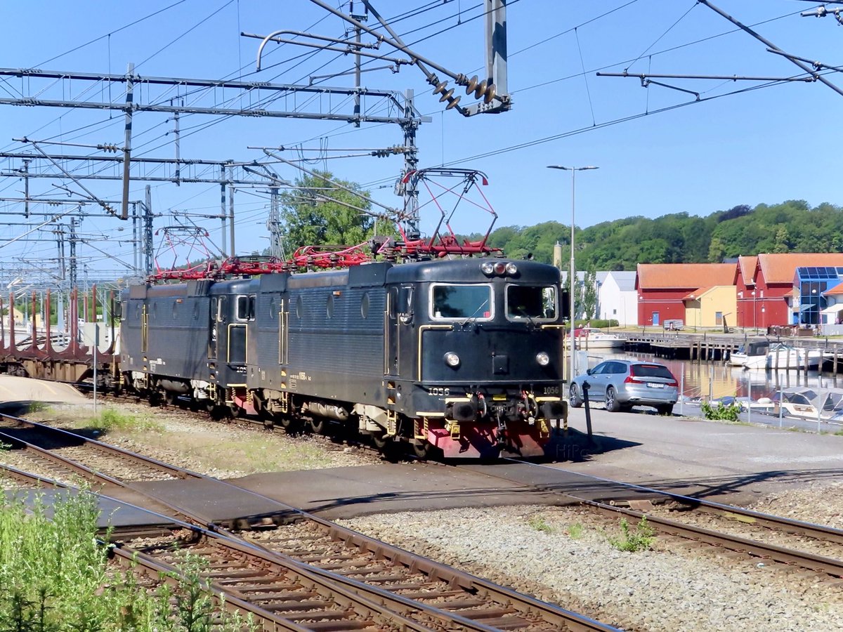 HiPa125's tweet photo. BLS Rail-owned, ex Statens Järnvägar, ASEA #ClassRc3 1053+1056 electric⚡️locos double-head a rake of ExTe timber carriers out of yard at Halden
🇳🇴
24/06/22 https://t.co/pHJKFcRYOp