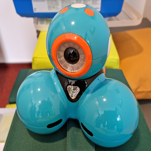 Axiell_DACH's tweet photo. Beep beep 🤖! Dieser lustige Geselle heißt Dash. Mit ihm lernen Kinder auf spielerische Weise programmieren. Wie Lernroboter am #Digitaltag2022 in den Stadtbibliotheken Mülheim und Paderborn zum Einsatz kamen, verraten wir ⏩ nächste Woche im Blog.
#Digitaltag #roboter #axiell https://t.co/1kY75zD0WD
