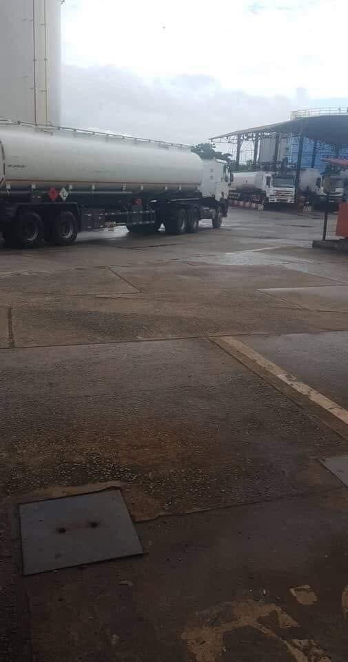 RaissaKassire's tweet photo. Après 5 jours de pénurie,les stations commencent à être approvisionnées en Guinée Conakry! https://t.co/nuxuGDUWqm