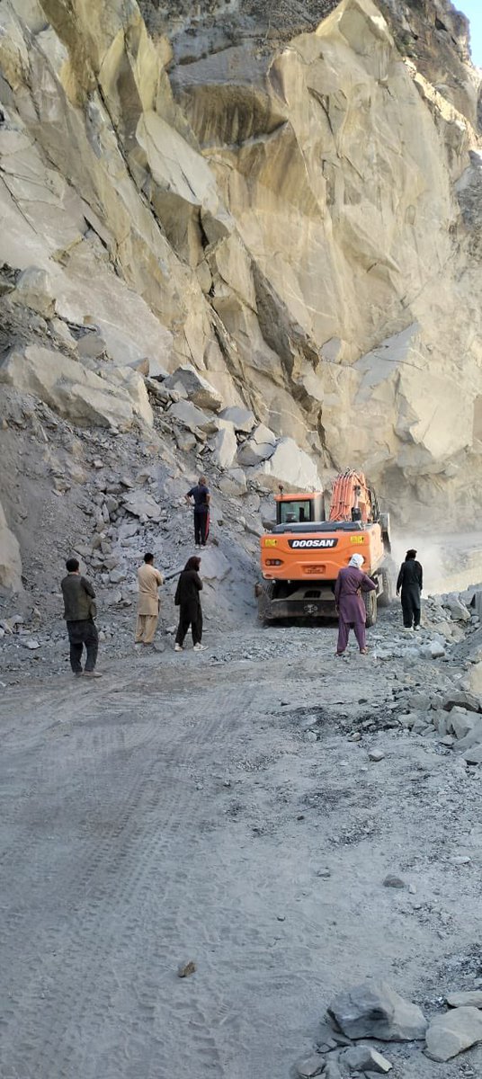 Juglote Skardu Road is still blocked. FWO working on clearance. Likely to be open tomorrow. Travellers are requested to avoid journey to and from Skardu via JSR and check road status before planning a travel. @csgbpk @HomeDeptGB @KarimdadChught2 @PakistanJannatt