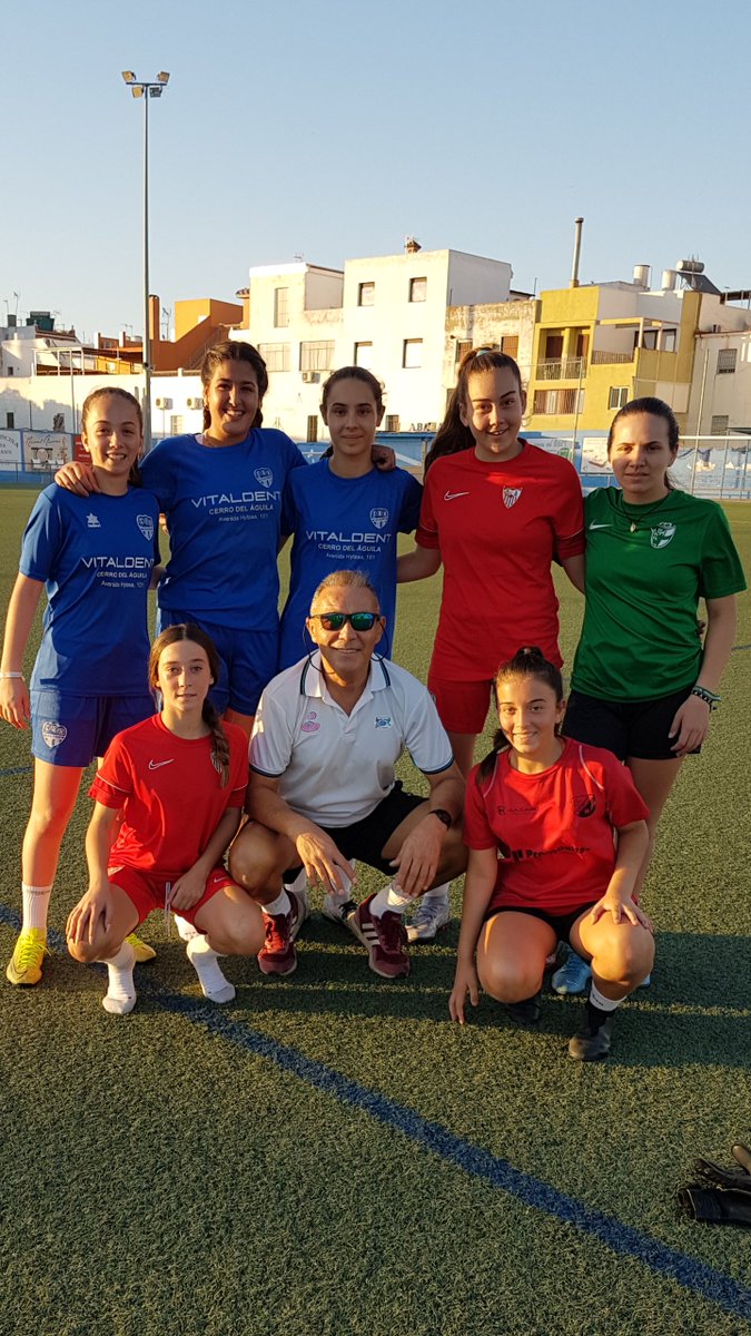 4°Tecnificación. Sesión con menos chicas x los torneos femeninos q se están disputando. Ayer contamos con la presencia de Jerónimo Márquez, un todoterreno d la vida dispuesto siempre a ayudar, q se encargó d llevar a cabo el entreno específico d nuestras porteras.
¡Gracias AMIGO!