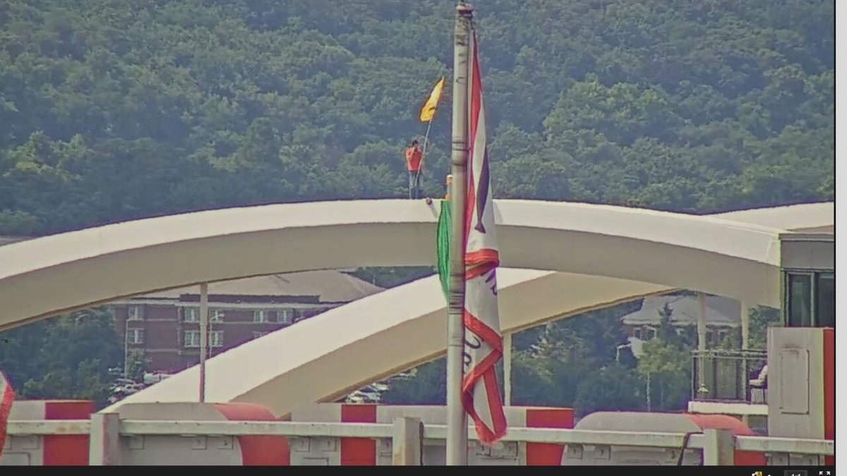 BREAKING: A protestor is scaling the top of the Frederick Douglass Bridge -- The man is waving a flag that reads “don’t tread on my uterus."
wjla.com/news/local/pro…