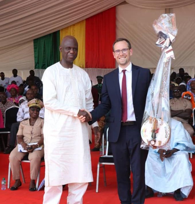 Hier, j'étais dans la belle region de Sedhiou avec <a href="/papigeuye/">MANSOUR FAYE</a> &amp; <a href="/DialorTHIAM/">Dialor THIAM</a> pour le lancement de la construction de *2,700km* de route à travers tout le 🇸🇳 avec l’appui financier du 🇬🇧.

Ce projet vaut près de €700m et contribuera à désenclaver les routes du pays 🛣️🤝