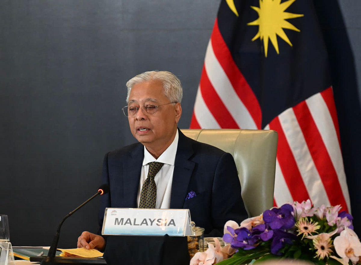 IsmailSabri60's tweet photo. Malam ini saya diberikan penghormatan untuk berucap bersama pemimpin-pemimpin Brazil, Russia, India, China dan Afrika Selatan (BRICS) dan 12 Ketua Negara/Kerajaan lain secara atas talian di Dialog Peringkat Tertinggi Mengenai Pembangunan Global. https://t.co/RFpH7vbtKO
