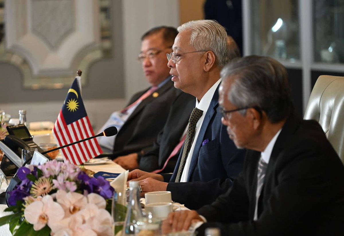 IsmailSabri60's tweet photo. Malam ini saya diberikan penghormatan untuk berucap bersama pemimpin-pemimpin Brazil, Russia, India, China dan Afrika Selatan (BRICS) dan 12 Ketua Negara/Kerajaan lain secara atas talian di Dialog Peringkat Tertinggi Mengenai Pembangunan Global. https://t.co/RFpH7vbtKO