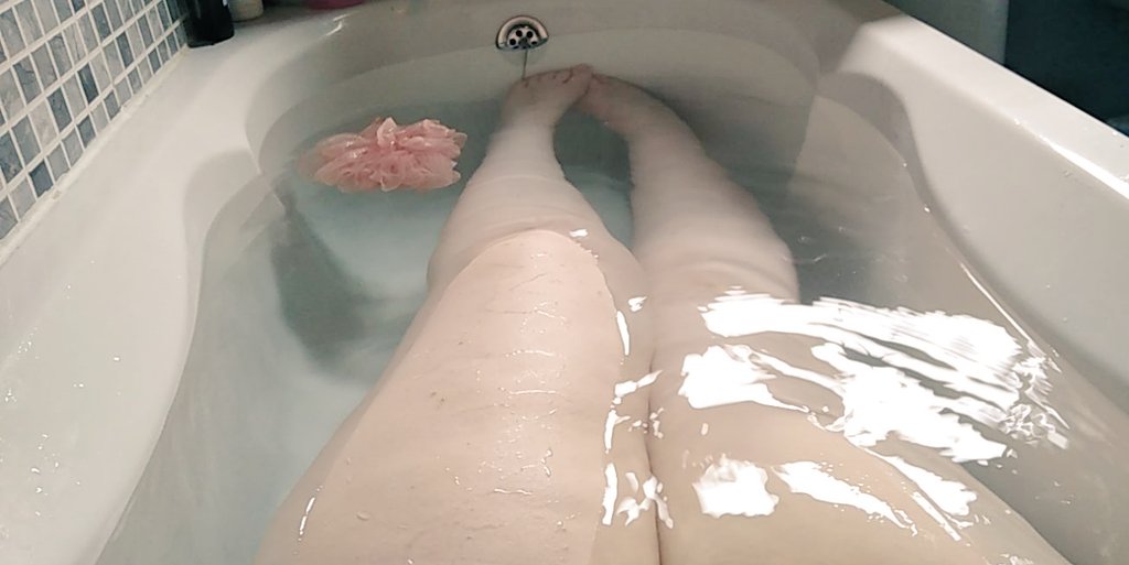 Xe_NSFWw's tweet photo. Bath photos and now im clean and hairless all over my body~ <3

#nsfwtwt #nsfwtwtﾟ #bath_time #sellingcontent #feetworship https://t.co/ogWqOVSKaD