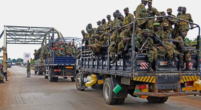 mediacongo's tweet photo. #Rutshuru : Plusieurs camions transportant des militaires rwandais et ougandais sont entrés en #RDC via #Bunagana https://t.co/XOmpYGt9G0 https://t.co/3MRV55lKu2