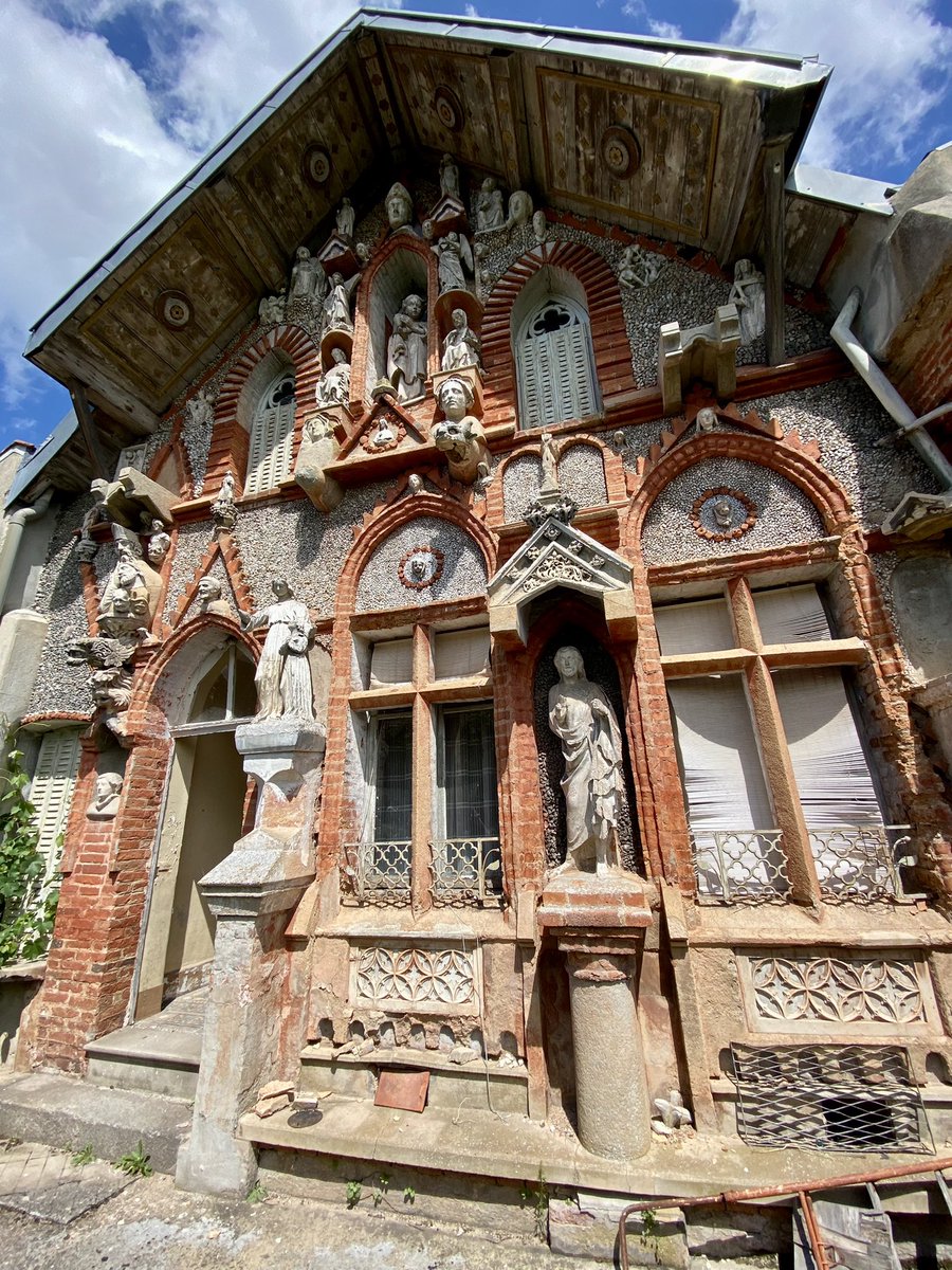 La #Creuse racontée par ses habitants : Anne-Marie nous a ouvert les portes de la Maison des Saints.

Son secret ? Les sculptures de la façade ont autrefois orné la cathédrale de Notre-Dame de Paris 🤫