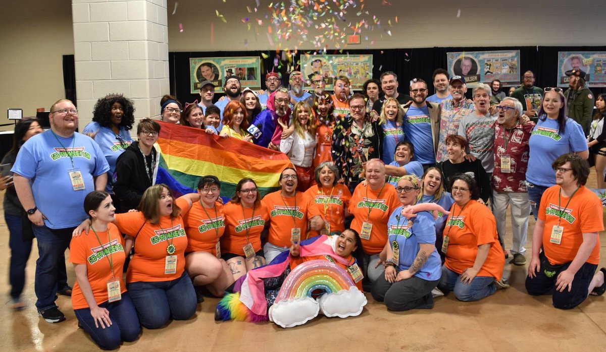 Cassaphrass_'s tweet photo. Sci-Fi Valley Con 2022 thread basting off 🚀✨

I spent most of the past weekend working the con, but did get a breather on Sunday to meet all of the lovely guests, and introduce them to my tortoise, Bean.

Calling out me, Casey, and @rclark98 for not knowing all the words.😂 https://t.co/yUcj3nemiy