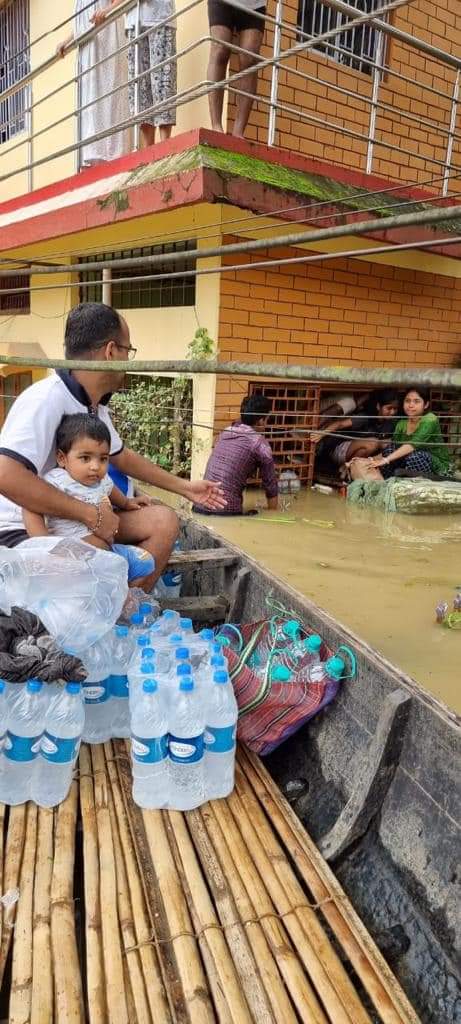 MBhagavath's tweet photo. #FloodinAssam
Rescued 2 baby & 4 family at Vivekananda road ,Silchar with the help of forest department Cachar
#prayforSilchar https://t.co/dxiKQ9TUha