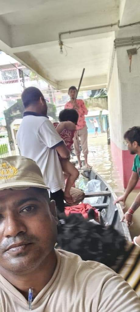 MBhagavath's tweet photo. #FloodinAssam
Rescued 2 baby & 4 family at Vivekananda road ,Silchar with the help of forest department Cachar
#prayforSilchar https://t.co/dxiKQ9TUha