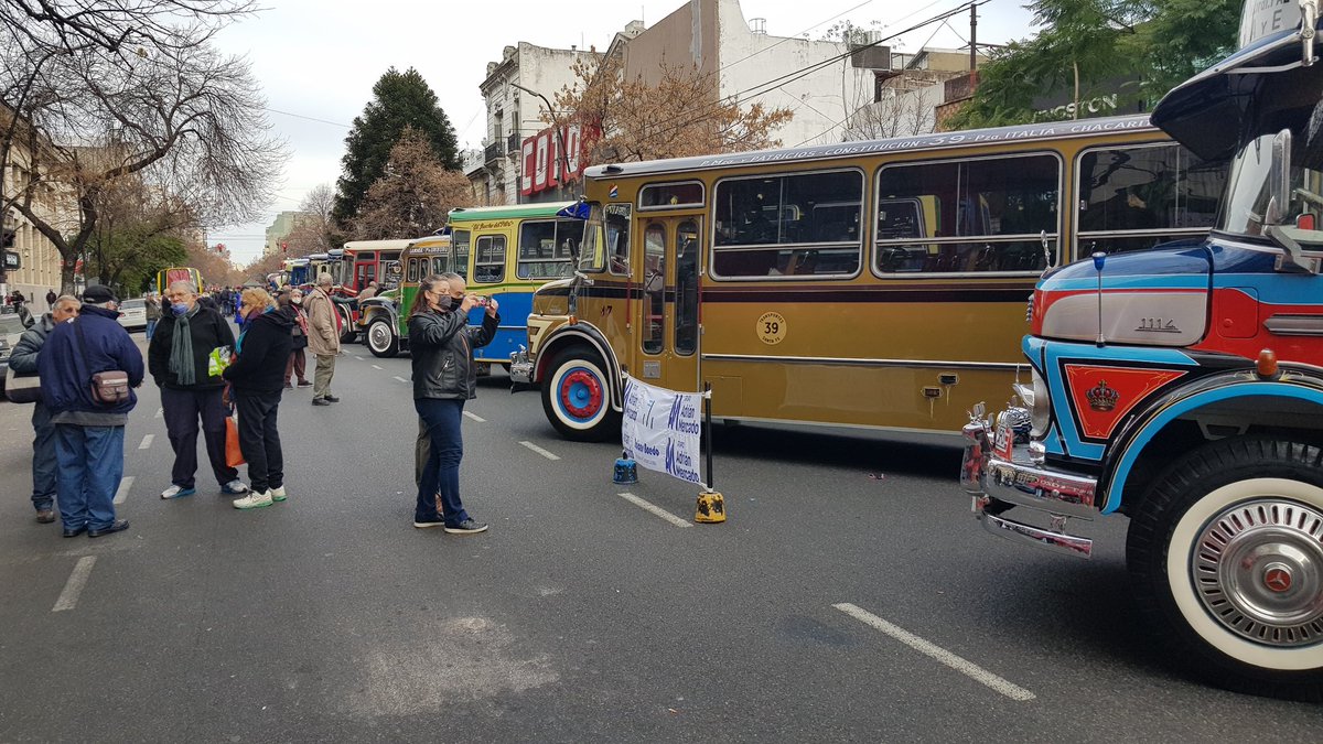 linea39's tweet photo. Nuestra reliquia estuvo presente en el evento del Día de la Bandera en Boedo.

Mercedes Benz 1114 
Carrocería La Favorita
Interno 17
Año 1988

@museocolectivo https://t.co/rNuxoRIWzJ