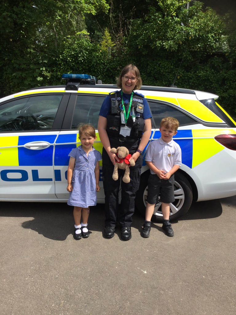 EyfsPolycarps's tweet photo. After a week of investigating where our class bear had gone we finally found him! Thank you PCSO Kerry for visiting us and helping us to solve the mystery @PolycarpSchool #learningthroughplay #peoplewhohelpus #primaryschool #EYFS 🚓👮‍♀️ https://t.co/JS1smHtY0J