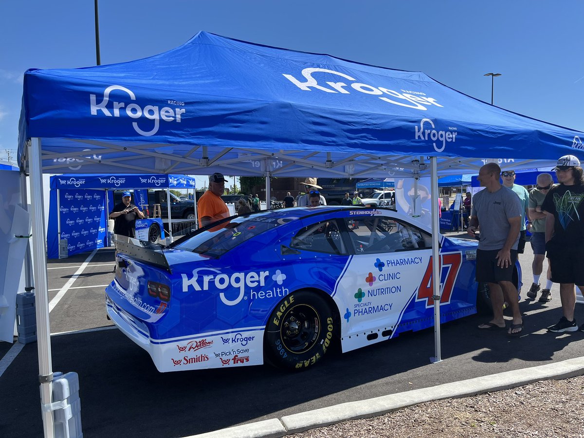 JuliaPalazzo_'s tweet photo. Our @Kroger_Health and @kroger racing team are celebrating @NASCAR in Nashville this weekend at our store in Lebanon. @LebanonPolice are also here! We have a special appearance from @StenhouseJr and giving away two tickets to Sunday’s race. Come join us! 🏎 https://t.co/Qg3MxYU4sp