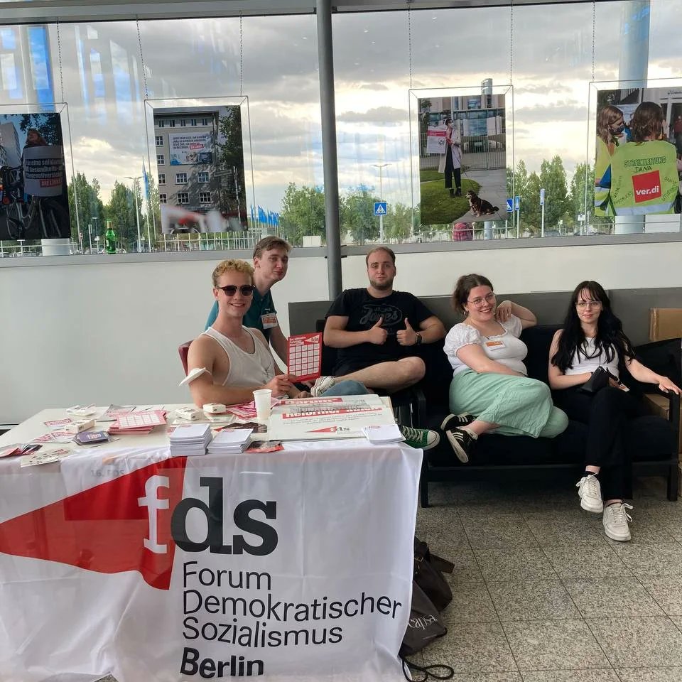 Unsere Standbesetzung auf dem #LinkeBPT

Gespannt verfolgen wir die anstehenden Debatten und Wahlen in den nächsten Tagen
