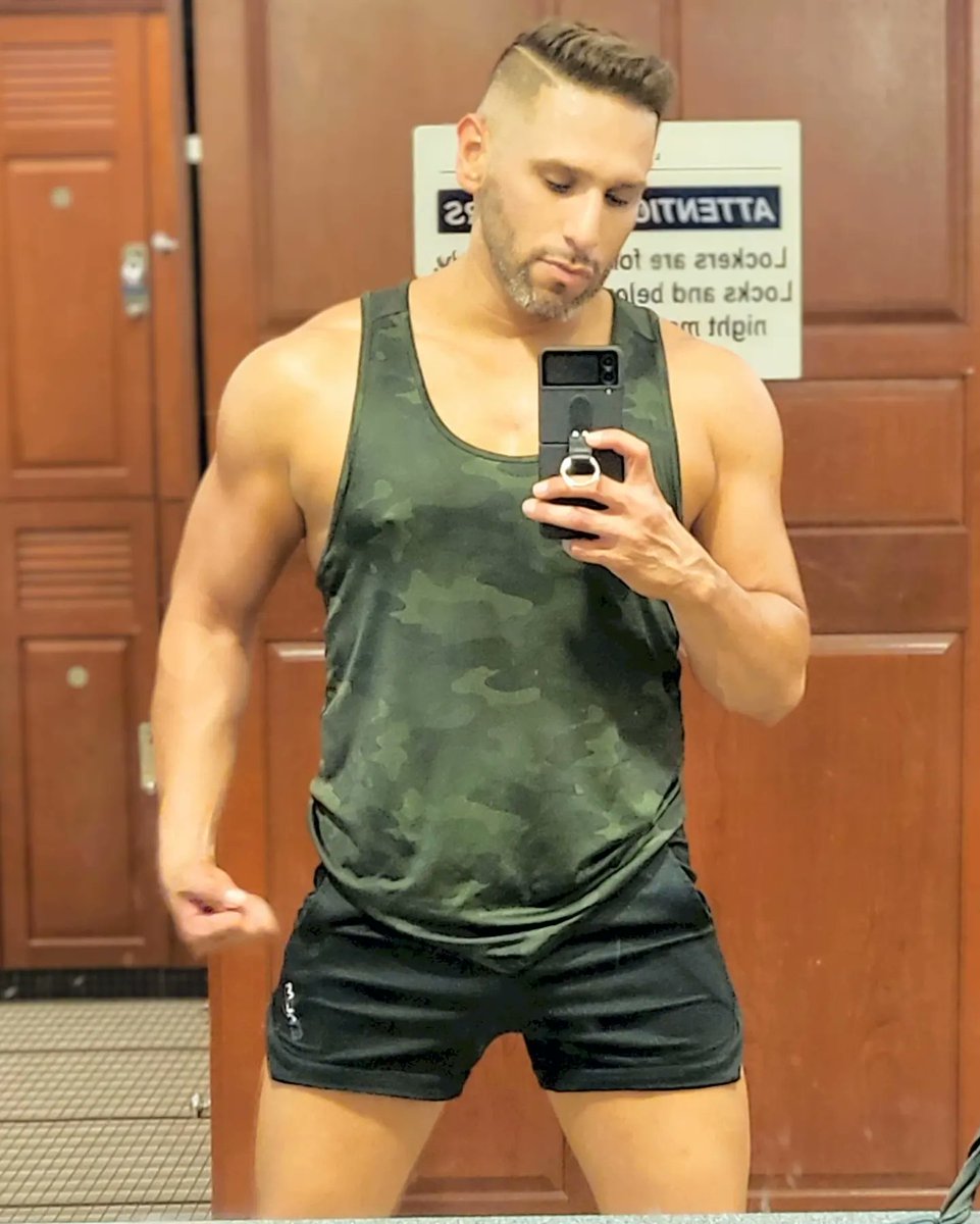EFranco39's tweet photo. For once in my life... I'm gonna let go. I'm gonna do it for me. This is the time I've been waiting for. #gayfit #gaysingle #gaysofinsta #gaysofinstagram #gaysofig🏳️🌈 #fitness #fitfam #progress #pridemonth @OfficialMelB1 #gaytwitter https://t.co/zIVNUcLaTI