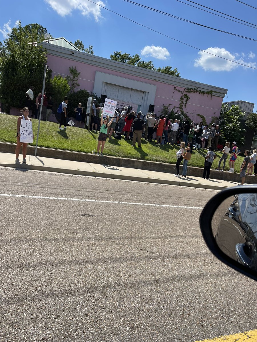 theASHhole_'s tweet photo. As I was passing by the Women’s Clinic in Jackson, MS. https://t.co/3vgIHtriIA