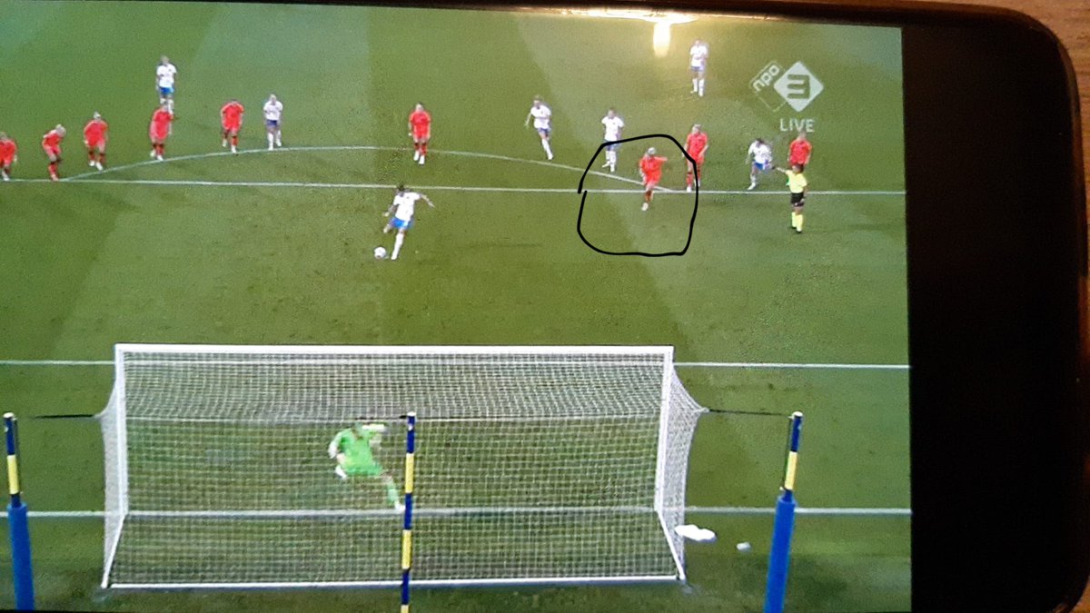 ReneBil's tweet photo. @KRAAI1947 Klopt niet.. keepster raakt de lijn nog aan..
De speelster rechtsboven is wel de 16 al in gelopen https://t.co/UwxHrsMJVr