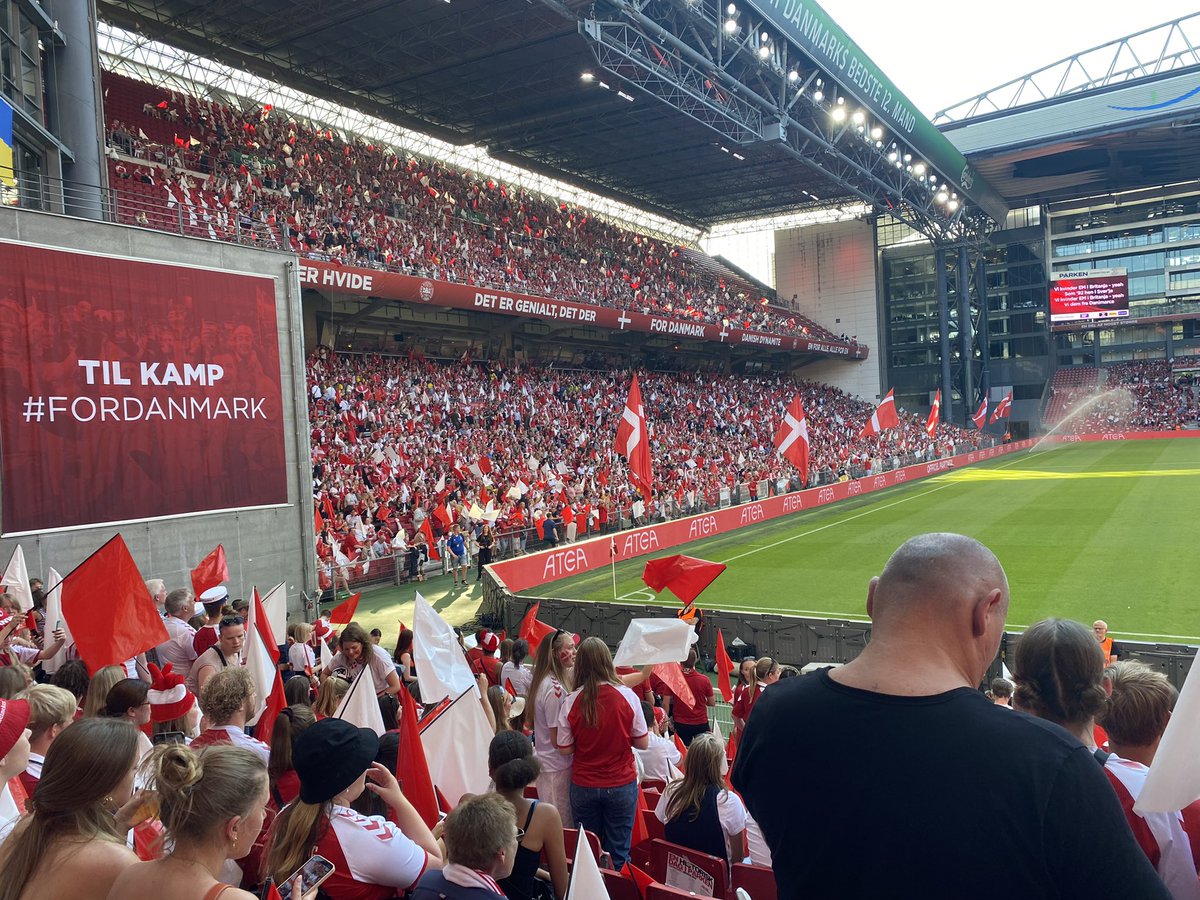 Fan for en aften. Fantastisk stemning i Parken til historisk kamp med kvindelandsholdet. Endelig spillede de i nationalarenaen. #ForDanmark
