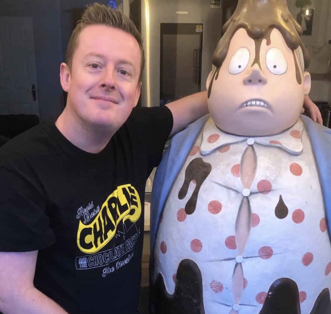 MANCTHEATRICAL's tweet photo. @MANCTHEATRICAL own the World’s largest private collection of Charlie / WONKA Memorabilia….. so we are slightly excited that @charlie_choc_uk is going to be @PalaceAndOpera from July 4 - 30 2023! Tickets from @ATGTICKETS - SCRUMDIDILYUMPTIOUS NEWS !!!! #CHARLIECHOCOLATEFACTORY https://t.co/ABPF1TF0vX