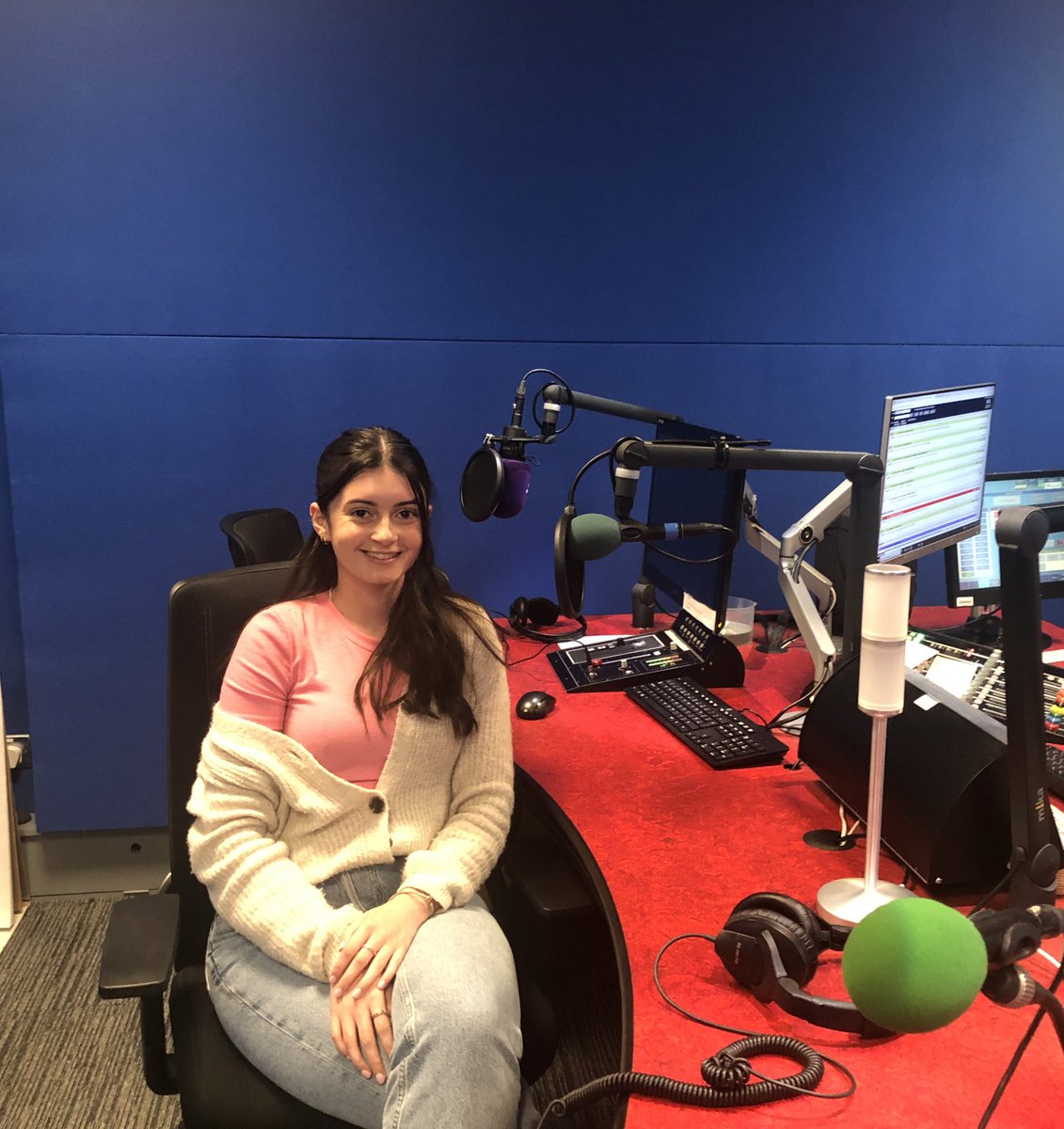 Amy Journo (@amyjournalism) on Twitter photo Can’t believe I’m finishing my university degree with a First Class Honours🎓 Made the most amazing memories over the last 3 years and most importantly relationships to last a lifetime💙
Next stop working with <a href="/GlobalPlayer/">Global Player</a> at the Commonwealth Games <a href="/birminghamcg22/">Birmingham 2022</a> 🥳 Can’t believe I’m finishing my university degree with a First Class Honours🎓 Made the most amazing memories over the last 3 years and most importantly relationships to last a lifetime💙
Next stop working with <a href="/GlobalPlayer/">Global Player</a> at the Commonwealth Games <a href="/birminghamcg22/">Birmingham 2022</a> 🥳