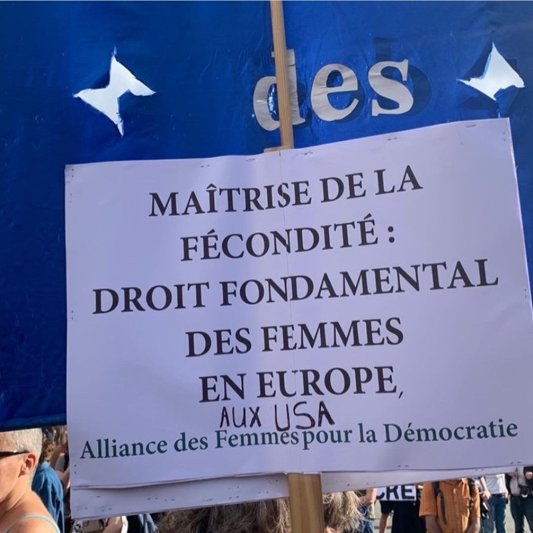 Femmes_Dem's tweet photo. "Never Again !" 

Nous apportons tout notre soutien aux femmes américaines qui vivent un moment de violence inouie : la révocation du droit à l’avortement. 

Pour la liberté des Femmes, nous nous battrons toujours ! 

#democraticwomen #AbortionRightsAreHumanRights #sorority https://t.co/VEKkSukmIh