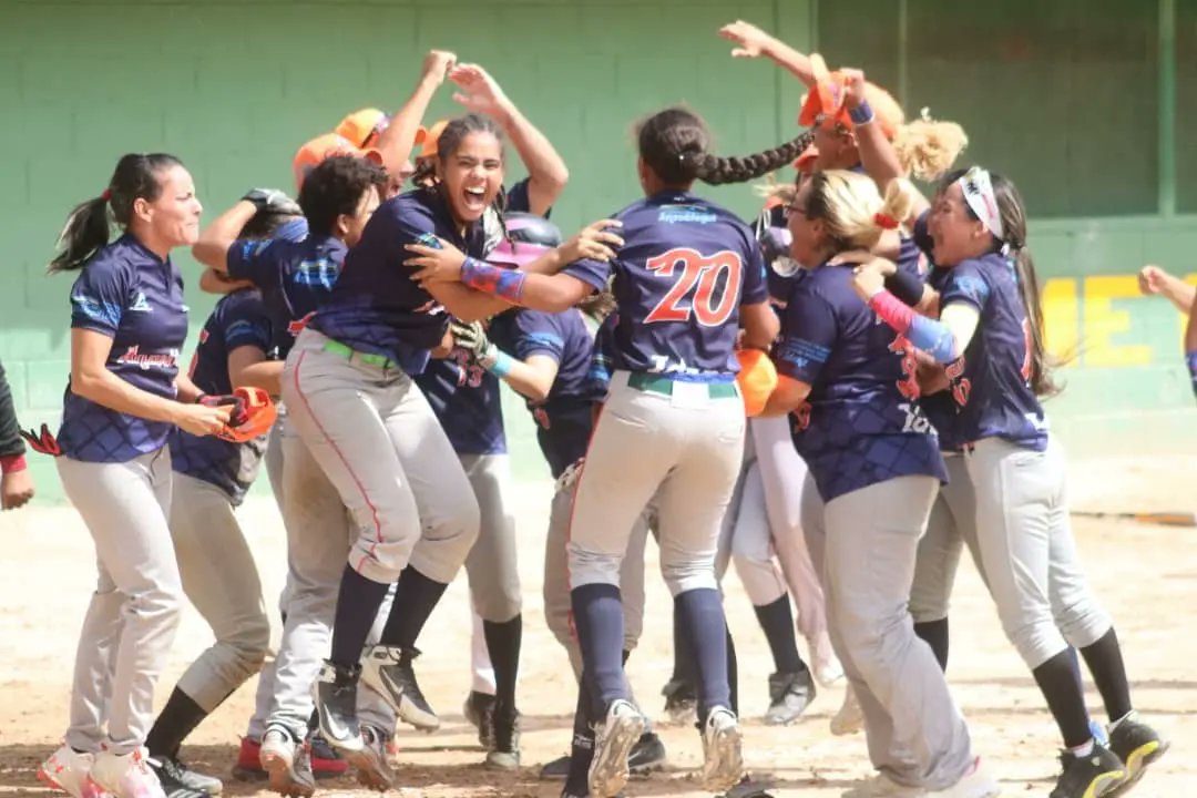⚾Liga Venezolana de Beisbol Femenino

💥¡Ronda semifinal!

#DistritoCapital 🆚 #Anzoátegui

Anzoátegui dejo en el terreno a las capitalinas ¡Juegazo! 😱

🔜 ¡Rumbo al Campeonato Premundial Venezuela 2022!

#LVBF #FEVEBEISBOL #WomensBaseball
