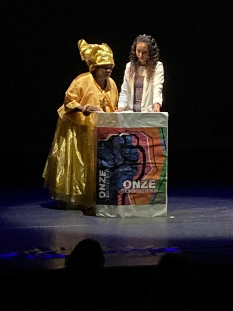 joellegooijer's tweet photo. Hartverwarmende theatervoorstelling in @theaterdeveste rond #ketikoti van #canidream. Aan het eind een cheque van 1000 euro in ontvangst genomen voor onderzoek #slavernijverleden https://t.co/bQuTLjtroM