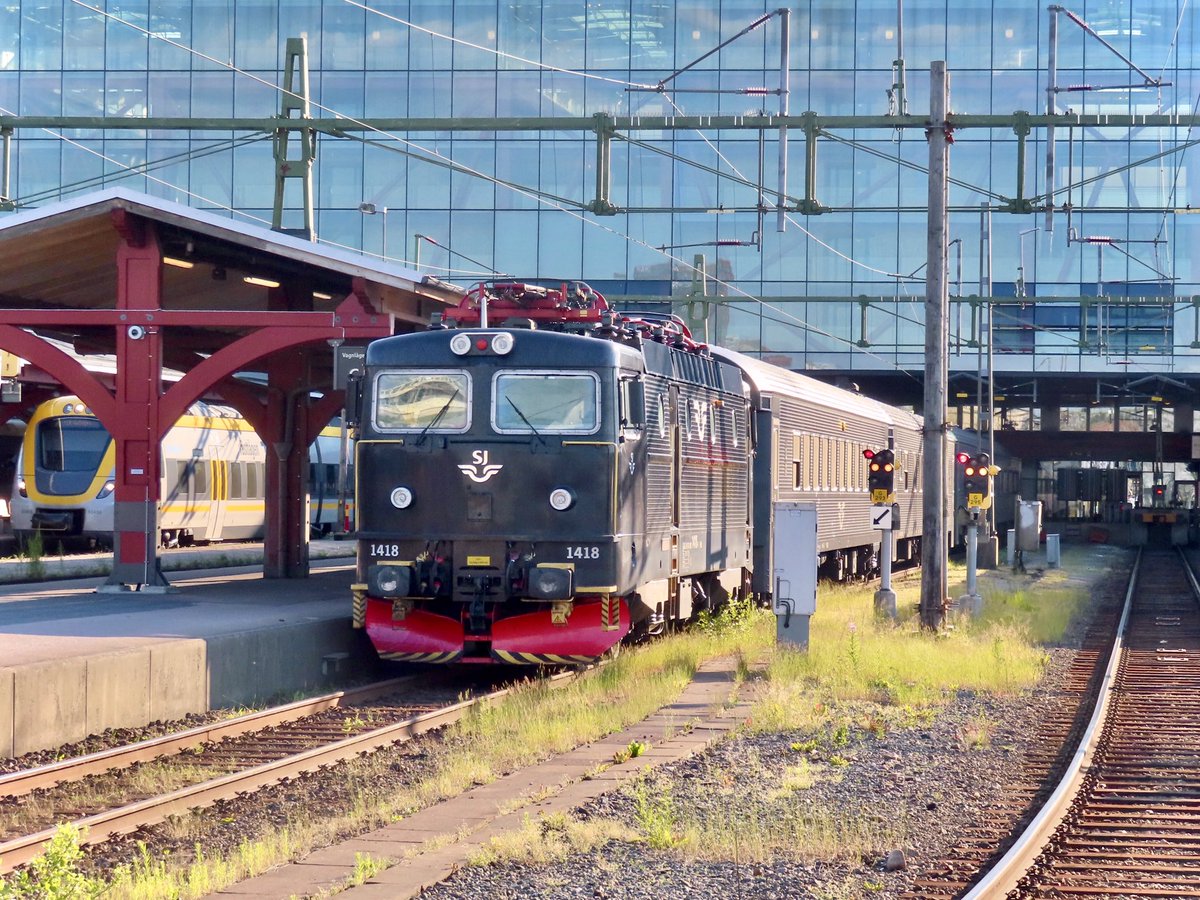 HiPa125's tweet photo. #PanDown and nowhere to go for SJ ASEA #ClassRc3 1418 topping 80s, non-air con, B7 coaching stock at P13 Gothenburg Central
🇸🇪
24/06/22 https://t.co/aMQWFPVZtc